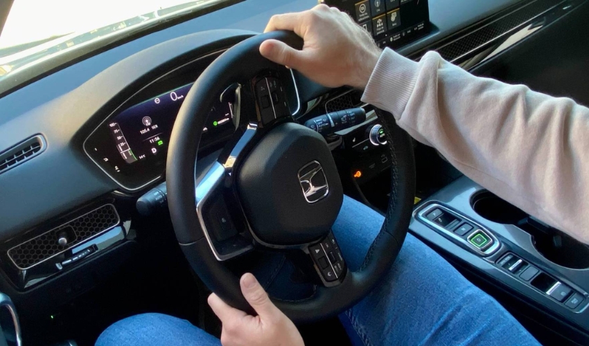 Descubre por qué ocurre el volante duro al girar, sus causas más comunes, cómo solucionarlo y consejos expertos para evitar daños costosos.