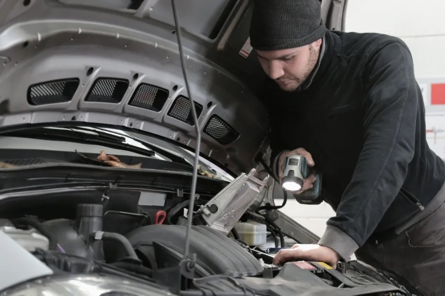 Aprende qué es el depósito de dirección hidráulica, cómo revisarlo, señales de falla, errores comunes y consejos prácticos.