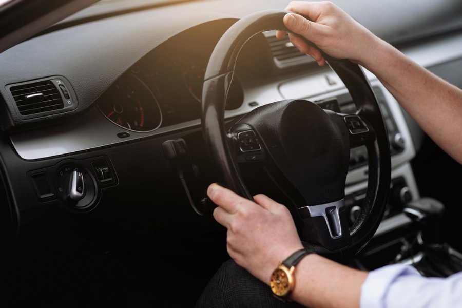 Descubre qué es la cremallera de dirección, cómo funciona, fallas comunes y cuándo cambiarla para evitar problemas en tu vehículo.