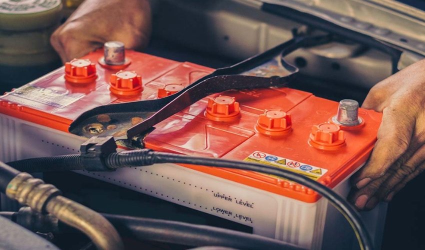 Descubre las mejores recomendaciones para cuidar la batería en autos con dirección electrónica y evitar fallas en el sistema EPS.