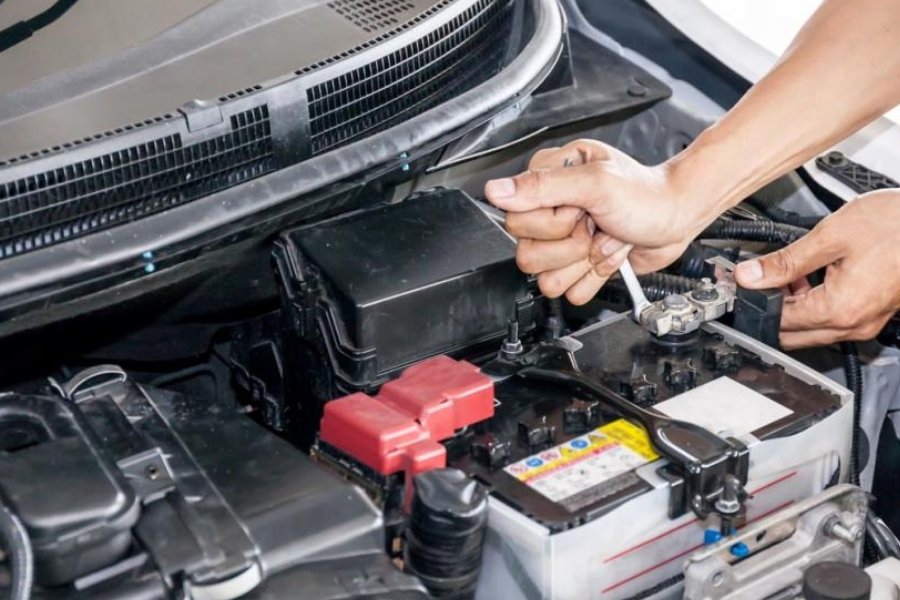 Descubre las mejores recomendaciones para cuidar la batería en autos con dirección electrónica y evitar fallas en el sistema EPS.